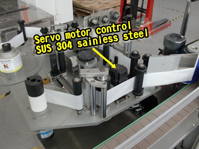 10ml шағын дөңгелек бөтелке автоматты түрде өздігінен жабысатын стикерді жапсыру машинасы тек көлденеңінен автоматты түрде таңбалау