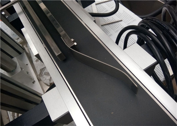 Сусындарға / сусындарға / күнделікті химиялық заттарға / дәрі-дәрмектерге арналған CE таңбалау машинасы