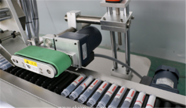 Servo моторлы құтыдағы жапсырманы жапсыру машинасы Sitkcer ампуласы түтігі