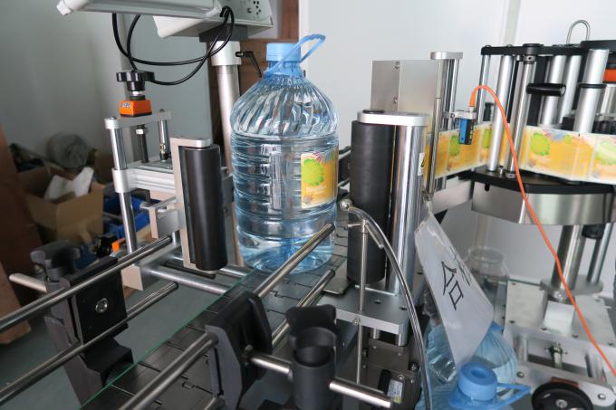 5L ауыз суы бар дөңгелек бөтелке жапсырмаларын жапсыру машинасы, өздігінен жапсыратын жапсырма жапсыру машиналары