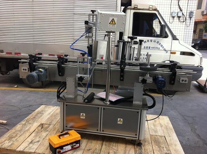 Жапсырма жапсырмасына арналған жоғары дәлдіктегі қос жапсырма дөңгелек бөтелке жапсырмаларын жапсыру машинасы