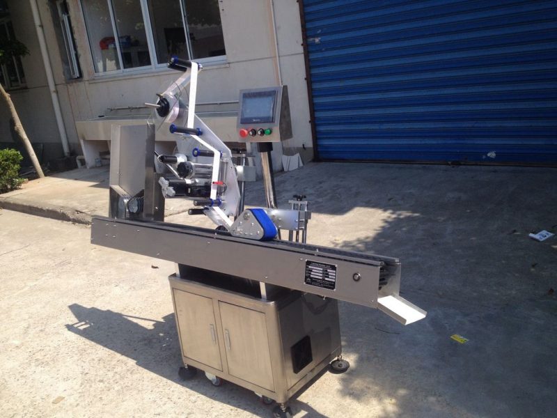 Қытай 12-25 мм диаметрі бар дөңгелек бөтелке өздігінен жабысатын жапсырма, ерінге арналған таяқша косметикасын жеткізушіге арналған автоматты таңбалау машинасы