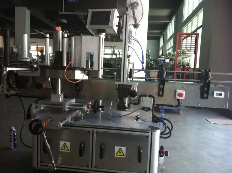 Қытай Жеміс-көкөніс шырыны Сусындар өндірісіне арналған дөңгелек бөтелке жапсырмаларын жапсыру машинасы